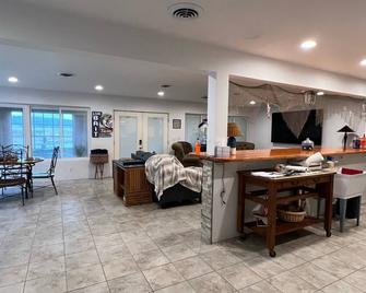 Enjoy Sunsets in a enclosed Jacuzzi in any weather! - East Peoria - Restaurant