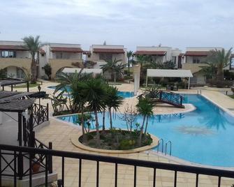 Poolside and Beachfront 2Bed Apartment, Sunrise Beach Club, Bogaz, North Cyprus - Kumyali - Piscina