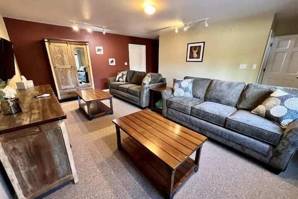 5 Star Denali Park Spacious Family Home - Healy - Wohnzimmer
