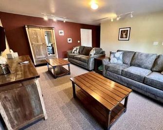 5 Star Denali Park Spacious Family Home - Healy - Wohnzimmer