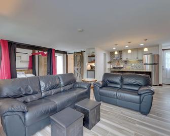 Pet-Friendly Caneadea Retreat with Deck! - Caneadea - Sala de estar