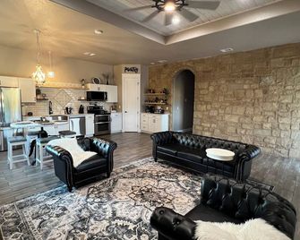 The Shophouse at Transplant Acres - Bandera - Sala de estar