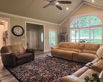 Lovely home in country setting nestled on a hill overlooking creek and greenbelt - Muskogee - Living room