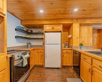 Creekside Hideaway -Oak Bay, Nb - Oak Bay - Kitchen