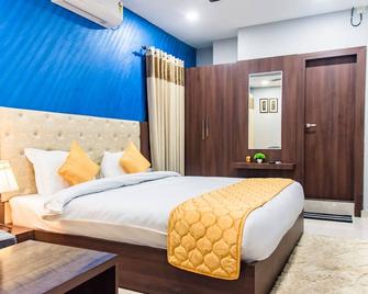 Hotel Divine Paradise - Dibrugarh - Camera da letto