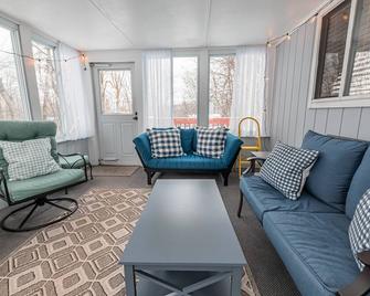 Poconochalet-Hot Tub-Grill-Firepit-Games - Long Pond - Living room