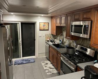 La Oc Lgb Centrally Located Modern Townhouse - South Gate - Kitchen