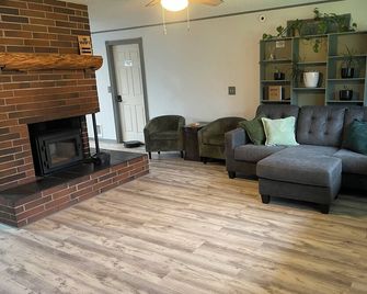 Enjoyable 3-bedroom house in quaint Forks for your getaway. - Forks - Wohnzimmer