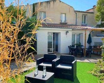 Beautiful Apartment With Terrace And Private Garden In The Heart Of La Rochelle - La Rochelle - Patio