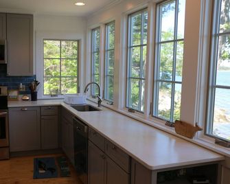 Christine's Cottage - Private Oceanfront - Blue Hill - Cocina