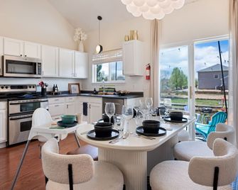 Colorful Colorado house by DIA Airport Rockies & Downtown! - Commerce City - Cocina