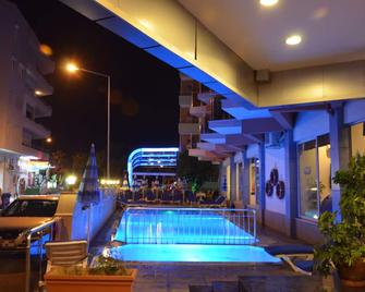 Kleopatra Balik Hotel - אלניה - בריכה