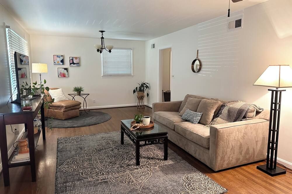 Available May! Early Street Executive Rental- hospitals,HAAF,10 min to downtown - סאוואנה - סלון