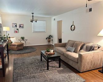 Available May! Early Street Executive Rental- hospitals,HAAF,10 min to downtown - סאוואנה - סלון