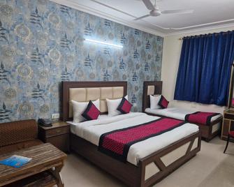 Airport Hotel Mayank Residency - New Delhi - Bedroom