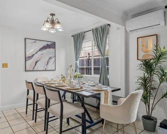 Entire Private 4-Bedroom w Garage & Gated Yard, Near San Diego Gaslamp, Beach, Available Now - National City - Dining room