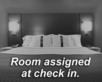 Holiday Inn Express & Suites Pueblo North By IHG - פואבלו - חדר שינה