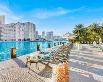 Balcony - Pool - Near Beach - Gym - Hallandale Beach - Pool