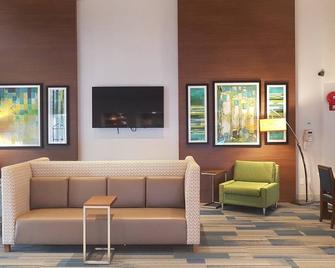 Holiday Inn Express & Suites Surrey - Surrey - Lobby