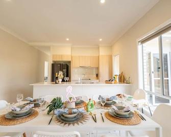 The Hidden Gem Getaway - Logan City - Dining room