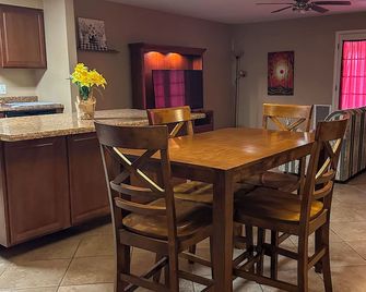 Centrally located older 4-bedroom house in lovely Yuma - Yuma - Dining room