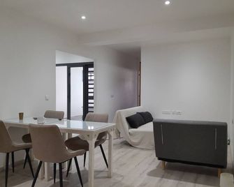 Room 2 - Bed and breakfast in an apartment, 2 min. walk from the ferry dock - Papeete - Dining room