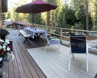 You'll Love this Comfortable Log Cabin on Popular Big Springs Rd. - Westwood - Balcony