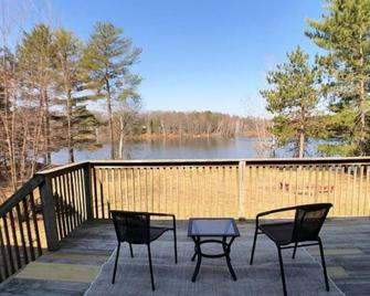 Dog-Friendly Cabin on Private, No-Motor Nature Lake - Shawano - Balcony