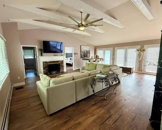 Lake Front Home - Middlefield