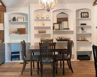 Cozy Sequoia . Close to The Springville Ranch Venue & Sequoia Nat. Park. - Springville - Dining room