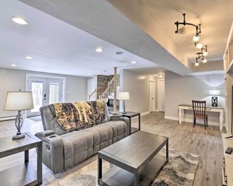 Idyllic Washington Retreat w/ Fire Pit & Yard - Washington - Living room