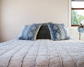 Downtown and super nice large 1 bedroom. Private. - Steamboat Springs - Bedroom