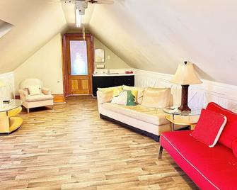 Charming,Spacious Apartment in the Heart of the Historic City of Old Terrebonne - Terrebonne - Huiskamer