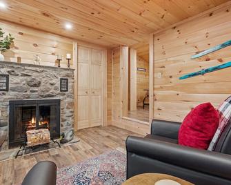 Riverfront Retreat in the White Mountains - 3BR Cozy Escape Near Ski & Hike - Bethlehem - Living room