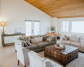 The \'Wine Down\' Lodge - Sonoita - Living room