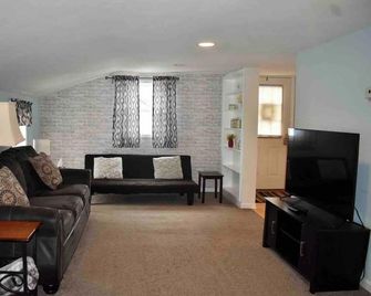 Cozy 2nd story Flat near downtown - Adrian - Вітальня