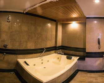 Hotel Willow Banks, Mall Road Shimla - שימלה