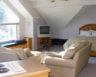 Hummingbird Guesthouse - Port Alberni - Living room
