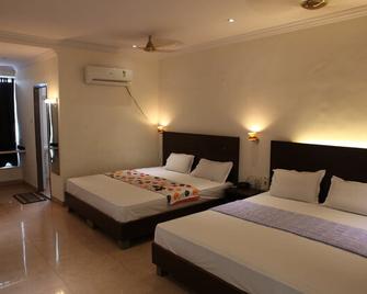 Super Townhouse Everest Hotel - Chennai - Bedroom