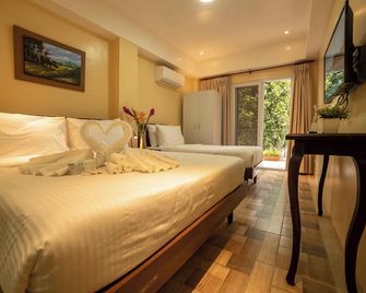 Bernardos Lantia Hotel - Basco - Bedroom