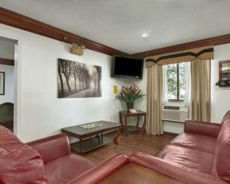 Super 8 by Wyndham Canton/Livonia Area - Canton - Living room