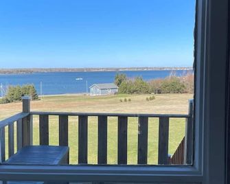 Serene Cove Retreat Blue Cottage-overseeing beautiful Montague River and and peaceful harbor - Montague - Balcón