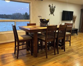Spacious 4-Bedroom Retreat Near Presqu'ile Park - Brighton - Dining room