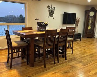 Spacious 4-Bedroom Retreat Near Presqu'ile Park - Brighton - Dining room