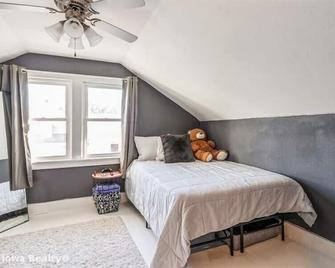 Bright 4br Bungalow Sleep 12 Near Des Moines & I80 - Stuart