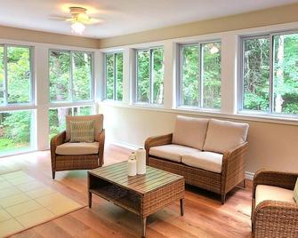 Muskoka Mistywoods - 5br Retreat W/ Firepit + Bbq + High Speed Wi-Fi - Bracebridge - Living room