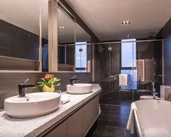 Luxurious Apartment in the heart of the City. With amazing rooftop pool. - Kuala Lumpur - Bathroom
