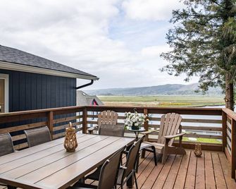 Vast Views of the Willapa River - South Bend - Balcony