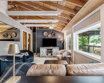 Traverse City Lake Front Cottage Sup Boards Kayaks 15 Min - Front St. Updated 24 - Traverse City - Living room