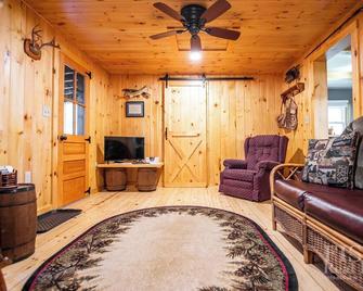\'Tranquility Cottage\' is a quaint cottage on the West Side of Lake Mokoma - Laporte - Sala de estar